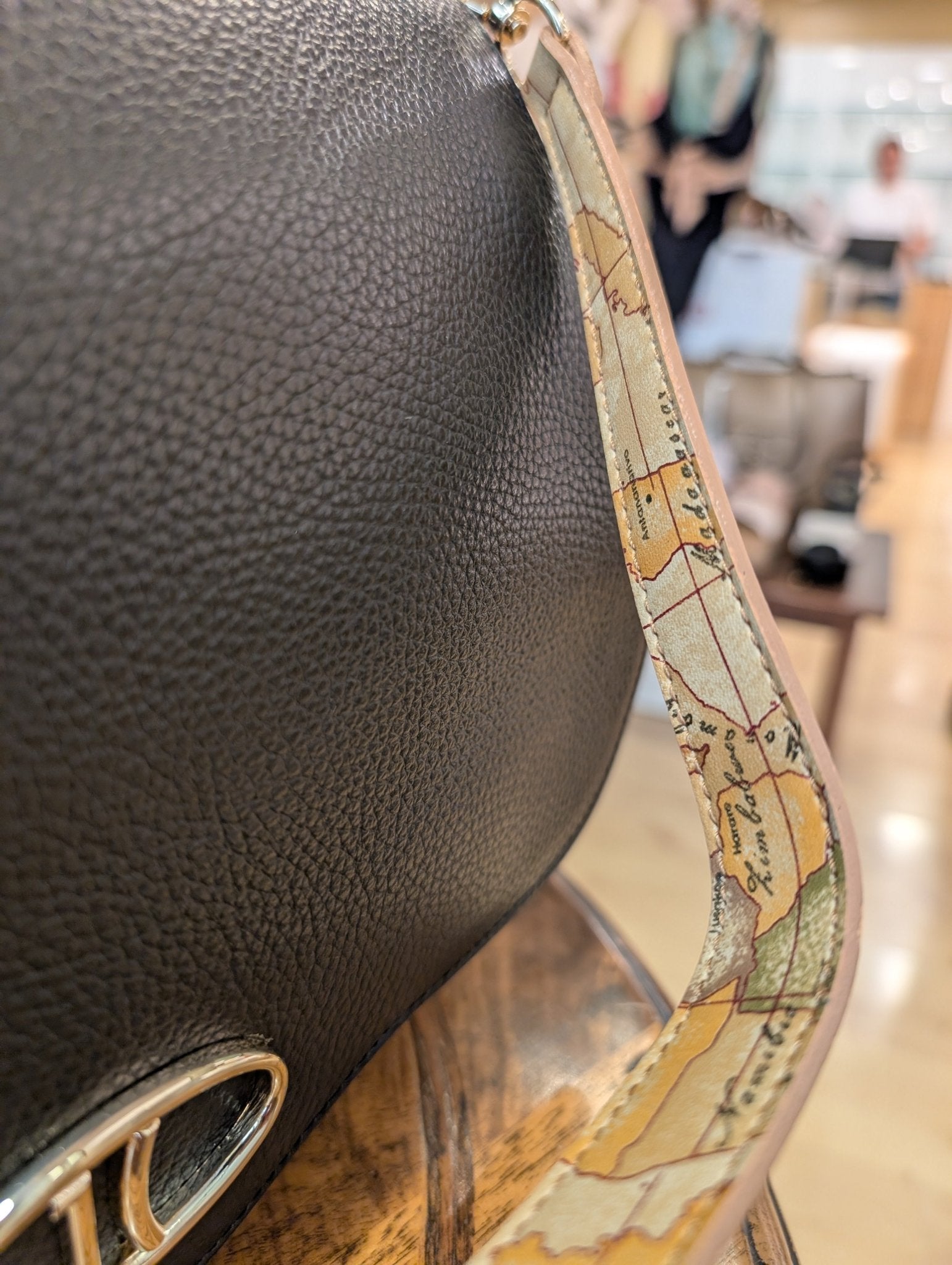 Tracolla Alviero Martini 1A Classe LD54 M630 0001 “Inspiring Bag” – Nero, Patta Grande - Veronica Borse e Accessori