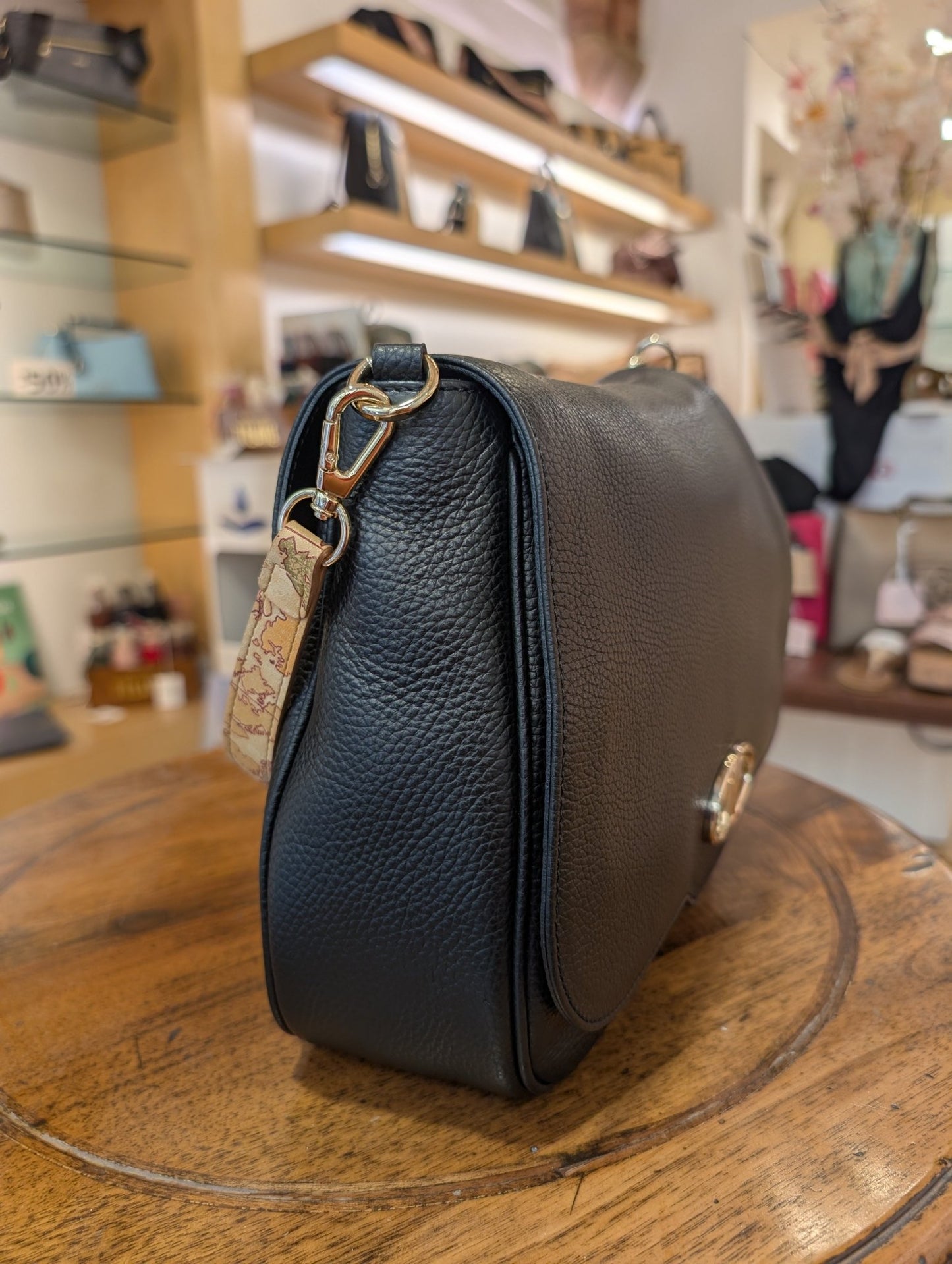 Tracolla Alviero Martini 1A Classe LD54 M630 0001 “Inspiring Bag” – Nero, Patta Grande - Veronica Borse e Accessori