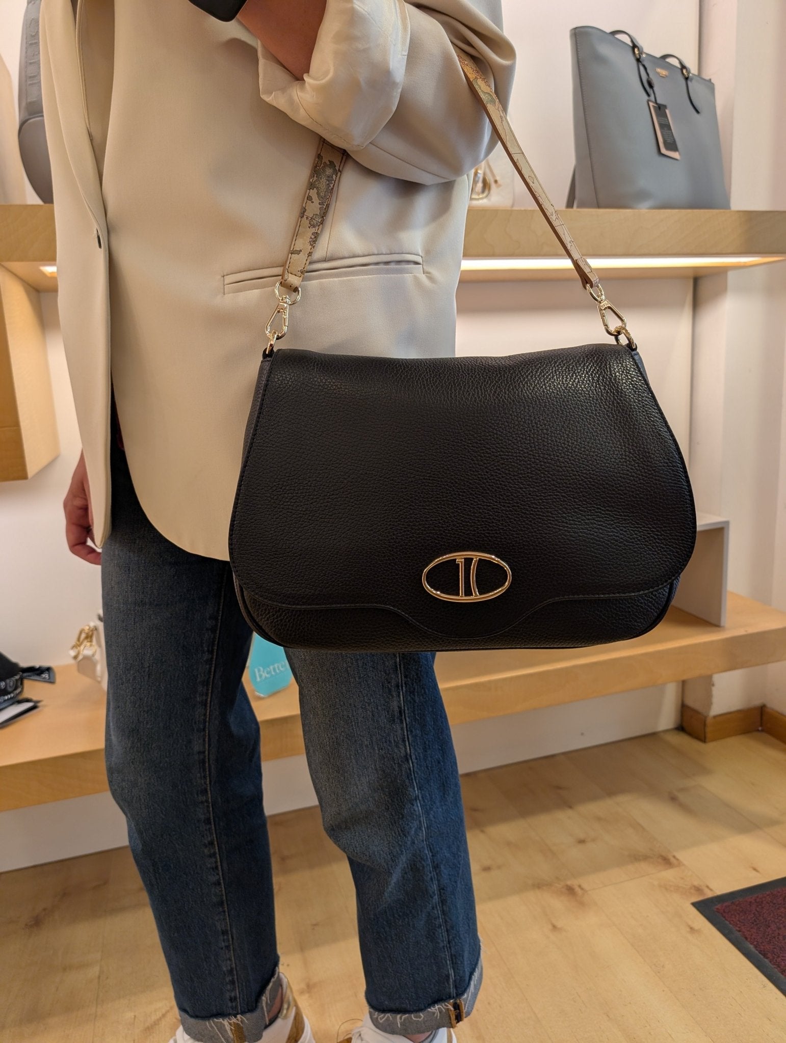 Tracolla Alviero Martini 1A Classe LD54 M630 0001 “Inspiring Bag” – Nero, Patta Grande - Veronica Borse e Accessori