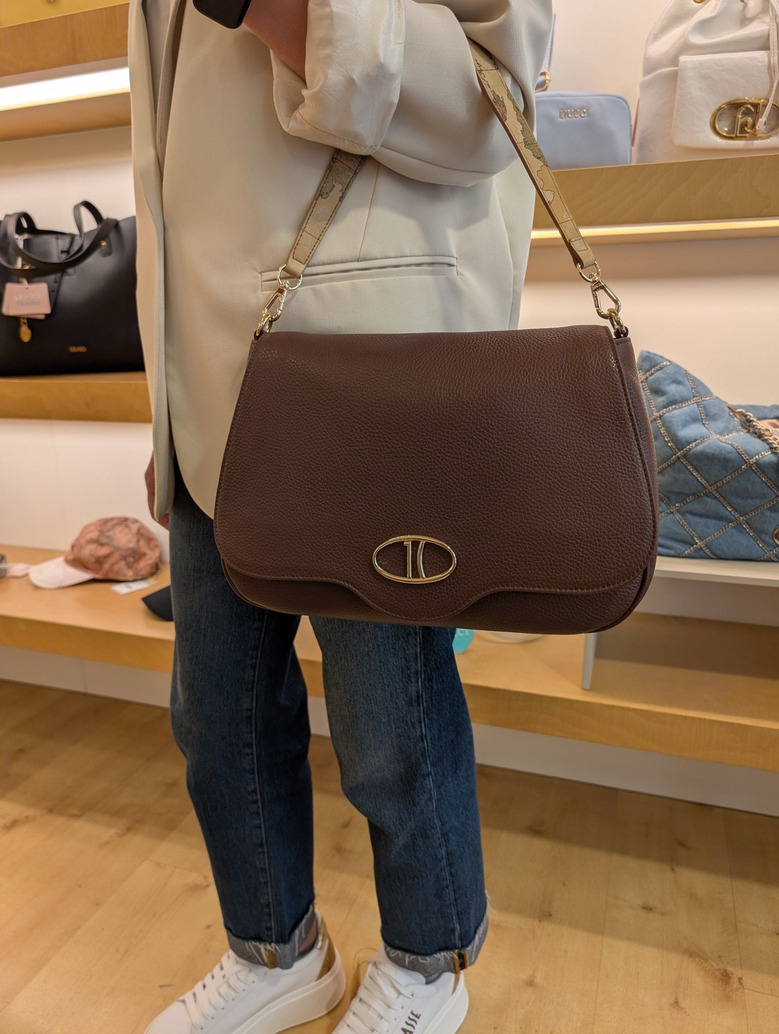 Tracolla Alviero Martini 1A Classe LD54 M630 0529 “Inspiring Bag” – Mogano, Patta Grande - Veronica Borse e Accessori