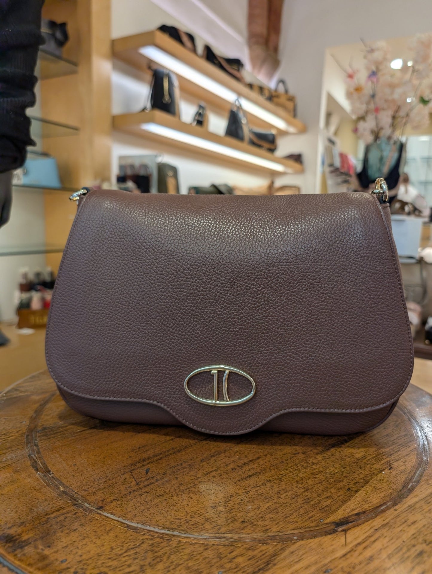 Tracolla Alviero Martini 1A Classe LD54 M630 0529 “Inspiring Bag” – Mogano, Patta Grande - Veronica Borse e Accessori