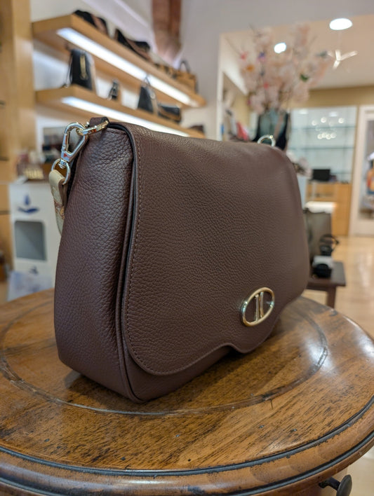 Tracolla Alviero Martini 1A Classe LD54 M630 0529 “Inspiring Bag” – Mogano, Patta Grande - Veronica Borse e Accessori