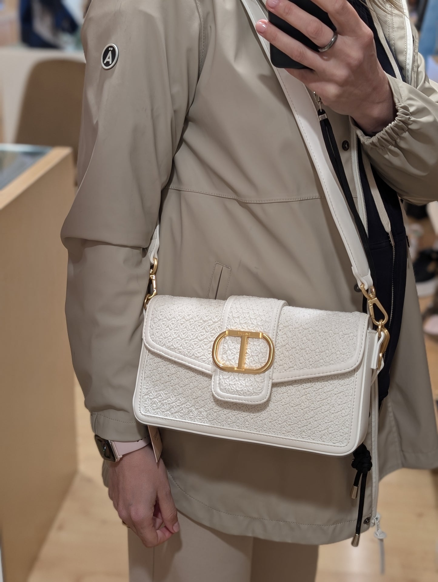 Borsa a tracolla in materiale intrecciato