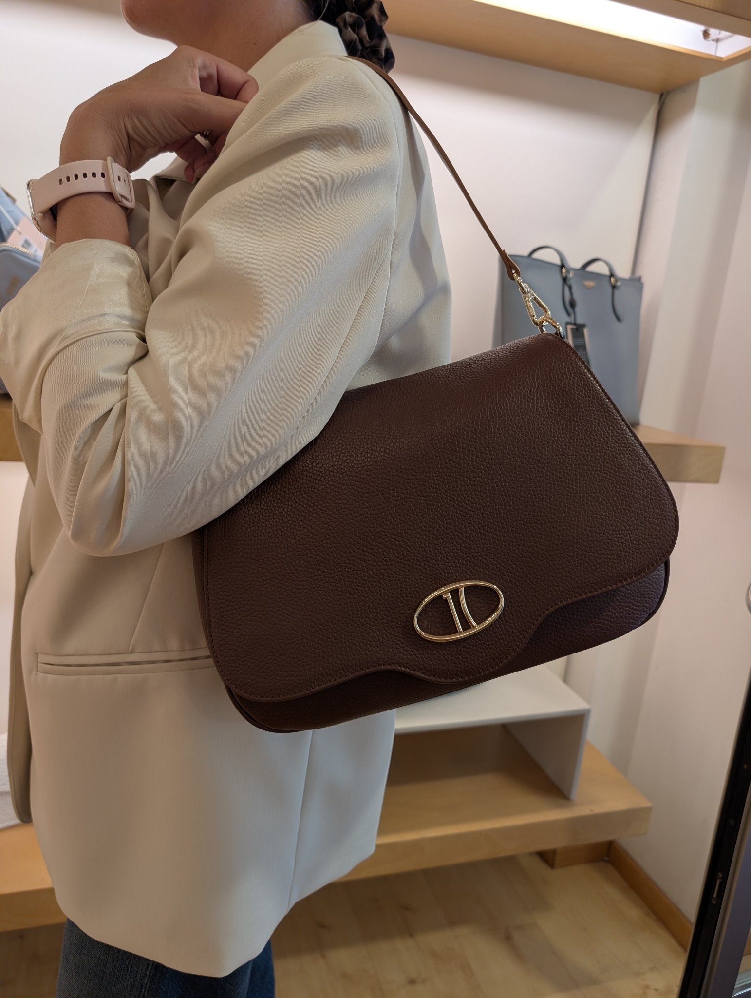 Tracolla Alviero Martini 1A Classe LD54 M630 0529 “Inspiring Bag” – Mogano, Patta Grande - Veronica Borse e Accessori